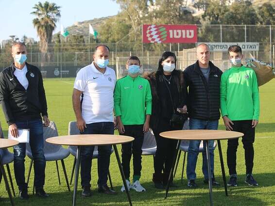 משפחתו של שון כרמלי בטקס הזיכרון // צילום: באדיבות מכבי חיפה