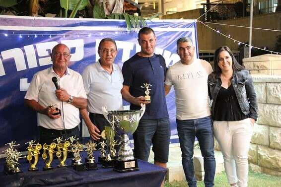 סמדר ועובד (מימין) עם הנהלת הקבוצה וראש העיר בטקס העלייה לליגה ב' // צילום: מ.ס טירת כרמל גל קובי