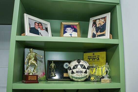 ההנצחה לקובי בבית הוריו // צילום: מאור אלקסלסי