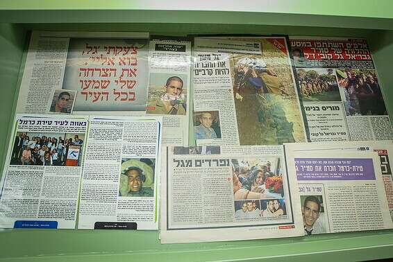 גזרי העיתונים בימים שלאחר האסון // צילום: מאור אלקסלסי