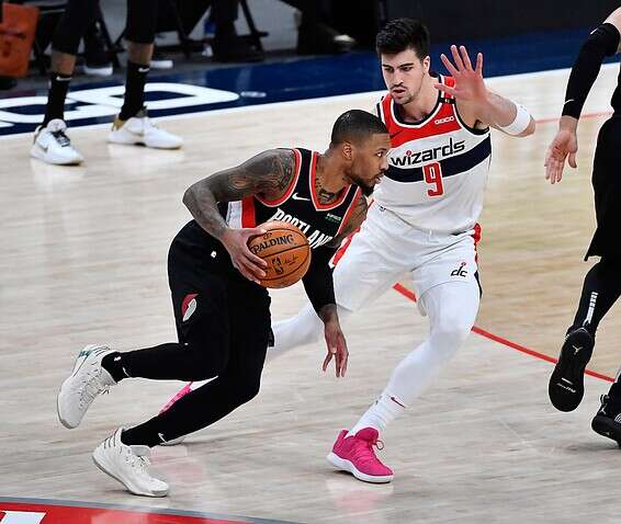 לילארד עובר את דני אבדיה, לפנות בוקר // צילום: אי-פי