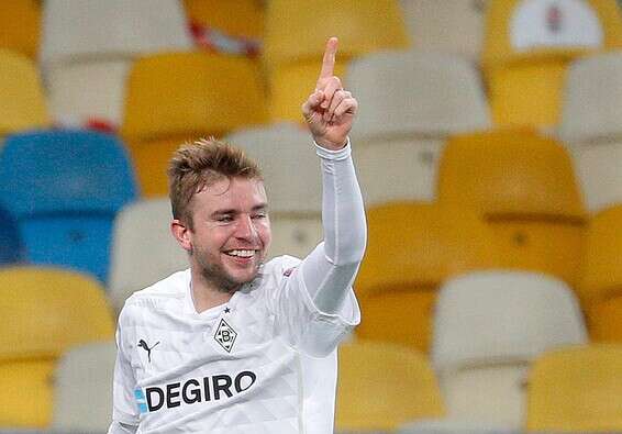 כריסטוף קראמר חוגג את השלישי מול סולומון וחבריו // צילום: אי-פי