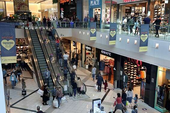 אנשים בקניון איילון ברמת גן, בשבוע שעבר // צילום: גדעון מרקוביץ'