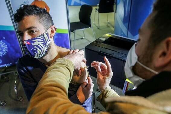 צעיר מקבל את החיסון נגד קורונה, בירושלים, שלשום // צילום: אורן בן חקון