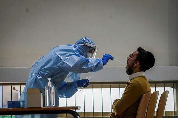 אדם עובר בדיקת קורונה בירושלים, לפני כשבועיים // צילום: אורן בן חקון