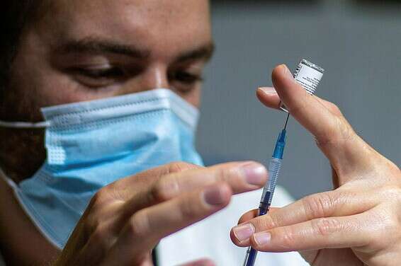 מתחם חיסוני קורונה בארנה // צילום: אורן בן חקון