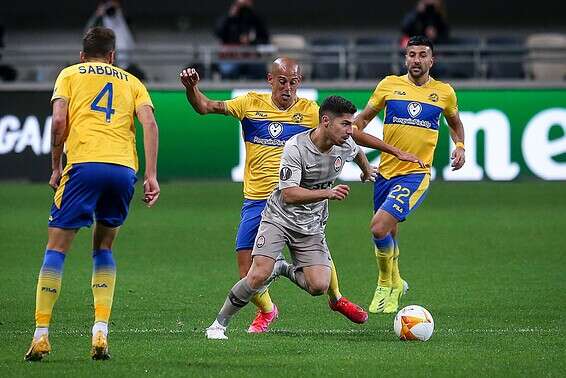 סולומון מנסה לברוח לשחקני מכבי ת"א // צילום: עמי שומן