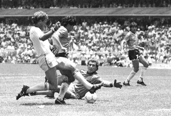 שוד המאה ושער המאה באותו המשחק. מראדונה עובר את שילטון במונדיאל 86' // צילום: אי.פי