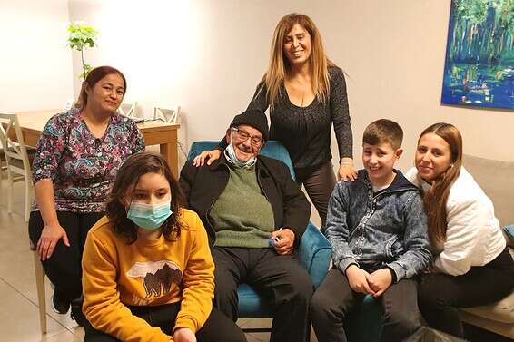 סאלאר דוד פור (95) ונכדיו // צילום: באדיבות המשפחה