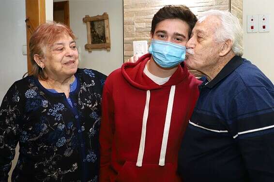 יוסף (81) ומרים (79) אלגזי והנכד // צילום: הרצי שפירא
