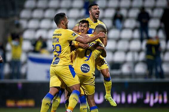 שחקני מכבי בטירוף, הערב // צילום: מאור אלקסלסי