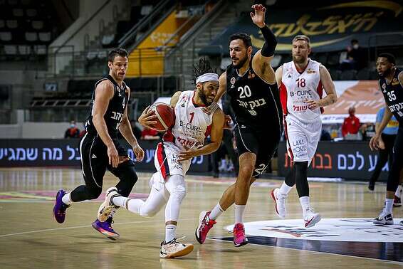 ג'ייסון סיגרס בדרך לסל של ירושלים // צילום: מאור אלקסלסי
