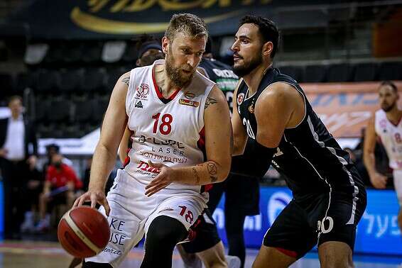 זלמנסון מנסה לעושת הגנה, הערב ברוממה // צילום: מאור אלקסלסי