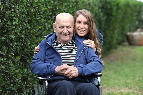 נתנאל ריקלין (79) ונכדתו // באדיבות המשפחה