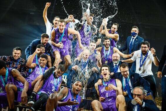 שחקני בורגוס חוגגים זכייה היסטורית // צילום: EPA