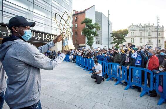 עומאר קוק עם האוהדים בעיר. כבוד של מלכים // צילום: EPA