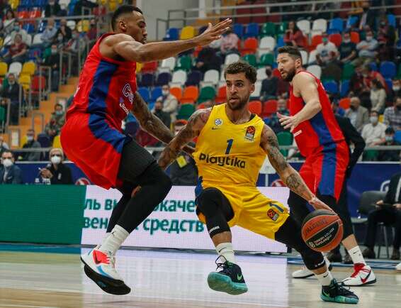 ווילבקין מול בולומבוי. לא הצליחו לעצור את ג'יימס // צילום: EPA