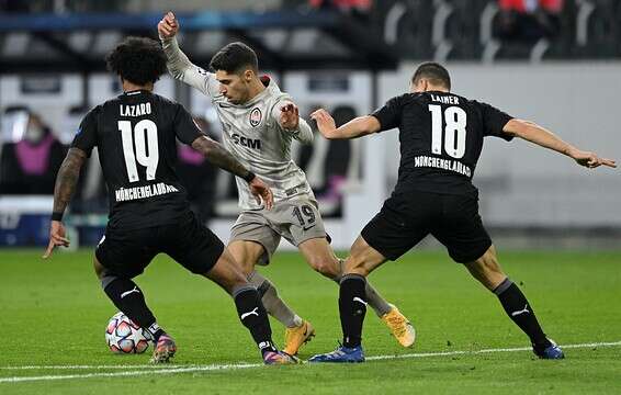 מנור סולומון מנסה לעבור. 59 דקות הערב // צילום: אי-פי