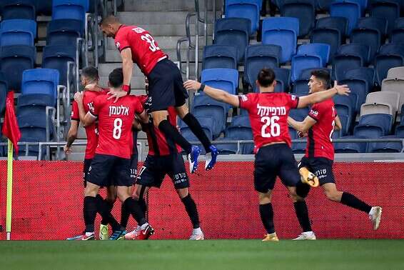 שחקני הפועל חיפה חוגגים. איבדו את היתרון במהירות // צילום: מאור אלקסלסי