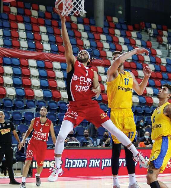 סיגרס עולה לסל. כרגיל הופיע מול הצהובים // צילום: אלן שיבר