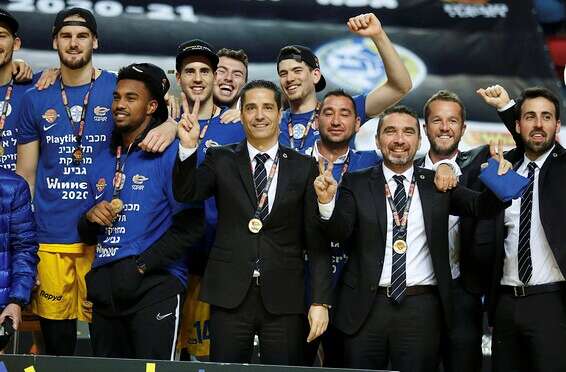 ספרופולוס והצוות שלו מאושרים, הערב בדרייב אין // צילום: אלן שיבר