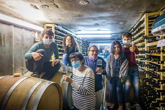 אהרון ורבקה הלפגוט (70) ונכדיהם // צילום: אורן בן חקון