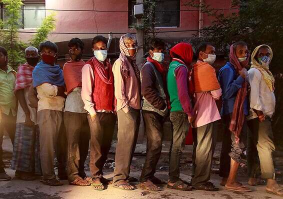 תור לבדיקת קורונה בטמנדו, נפאל // צילום: רויטרס