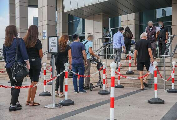 התור לכניסה לקריית הממשלה בתל אביב, שם נמצאת לשכת האבטלה, ביולי // צילום: יהושע יוסף