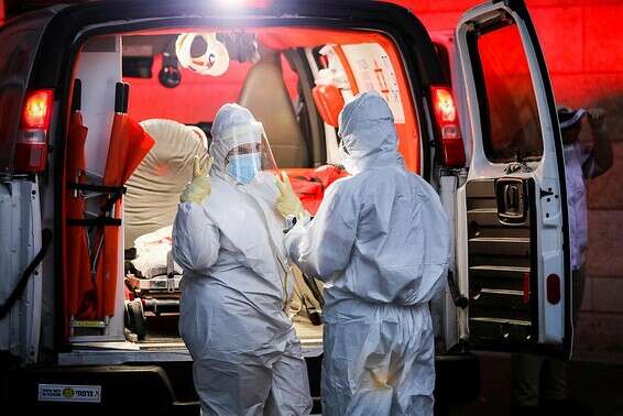 פינוי חולה קורונה בבית החולים הדסה עין כרם // צילום: אורן בן חקון