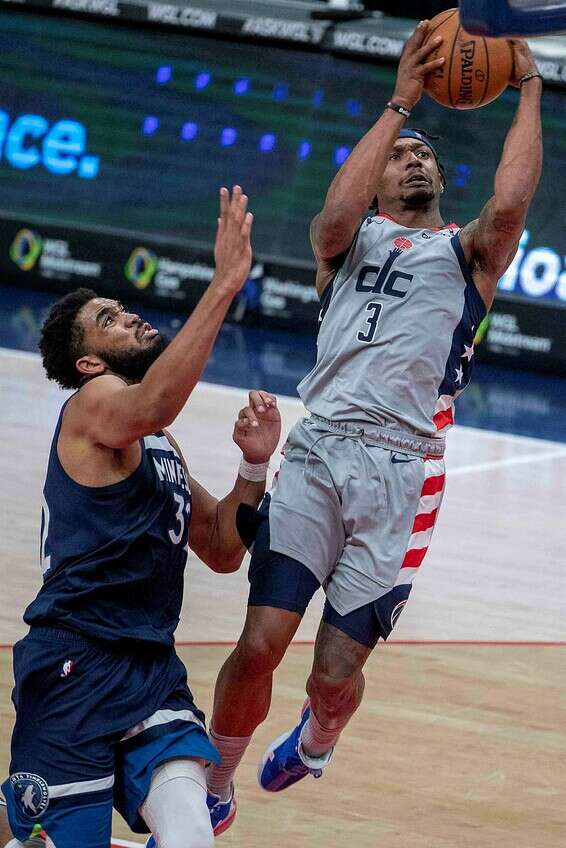 בראדלי ביל (מימין) לפני קארל אנטוני טאונס, הלילה // צילום: אי.פי.איי