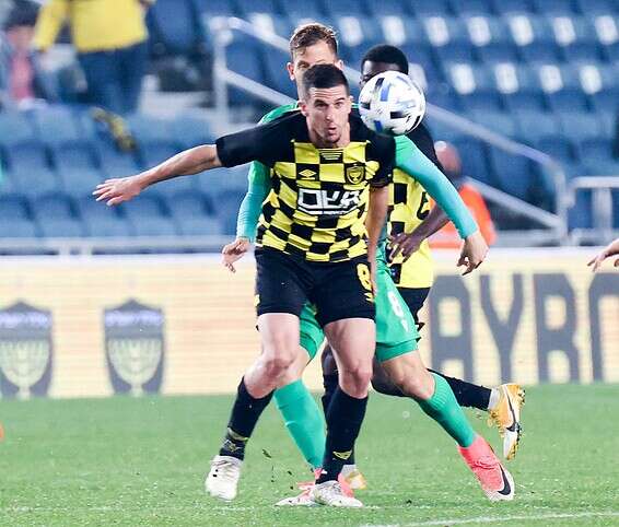 רייכרט מנסה לחטוף לוורד, הערב בטדי // צילום: דני מרון