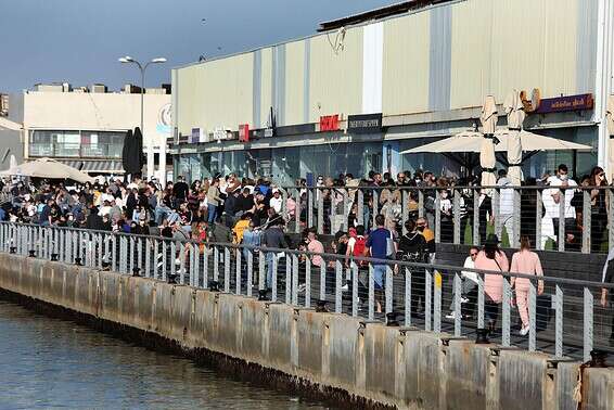 המונים מבלים בנמל תל אביב, אתמול // צילום: גדעון מרקוביץ'