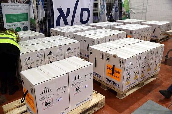 החיסונים במרכז הלוגיסטי של טבע-סלא // צילום: יריב כץ