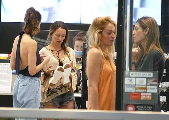 מתלבטות // צילום: אמיר מאירי