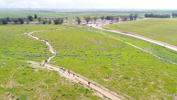 מטיילים בשמורת פורה // צילום: תומר עופרי/רשות הטבע והגנים