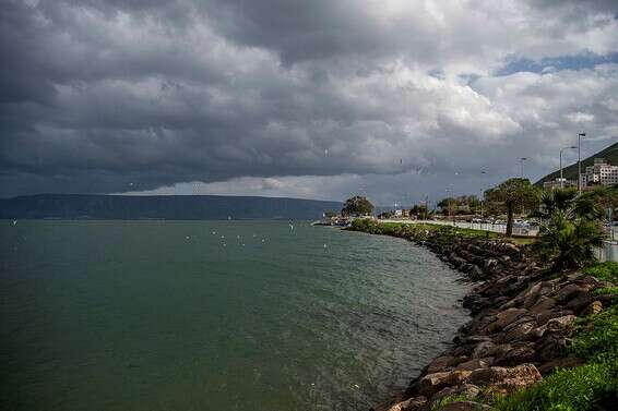 אגם הכנרת ביום סוער // צילום: גיל אליהו/ג'יני