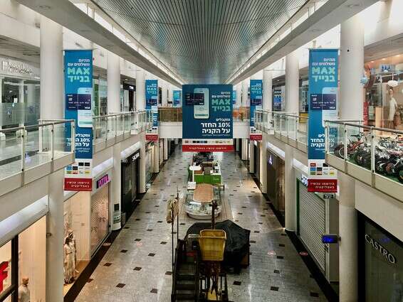 חנויות סגורות בקניון בתקופת הקורונה // צילום: הרצי שפירא