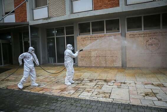 חיטוי רחבת המיון בבית החולים הדסה עין כרם בירושלים, במארס // צילום ארכיון: אורן בן חקון