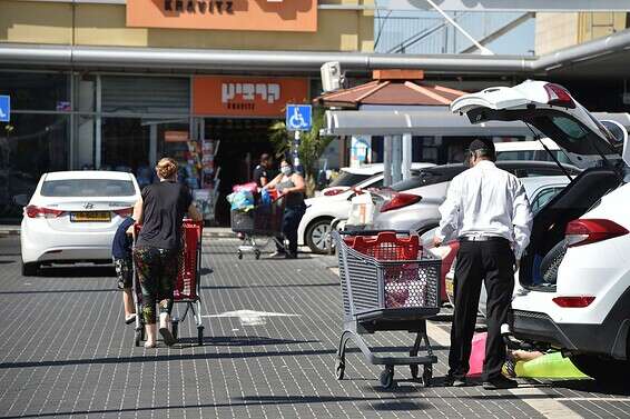 אנשים עורכים קניות בטבריה // צילום: גיל אליהו/ג'יני