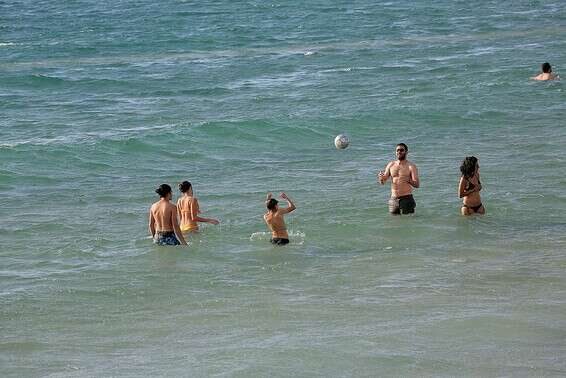 רוחצים בת"א // צילום: קוקו