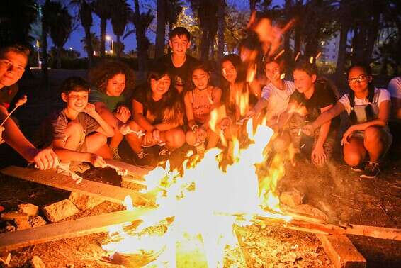 אווירת טרום קורונה: מדורת ל"ג בעומר בת"א לפני שנתיים // צילום ארכיון: יהושע יוסף