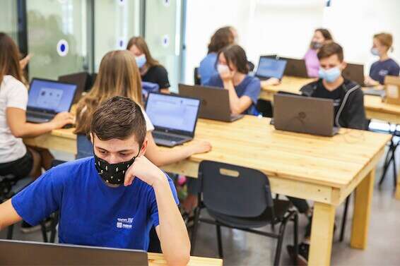 "מחשבים זה לא הכל", תלמידים לומדים באמצעות מחשב // צילום: יהושע יוסף