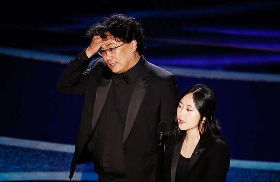 הפתעת השנה: "פרזיטים". הבמאי בונג ג׳ון הו // צילום: EPA