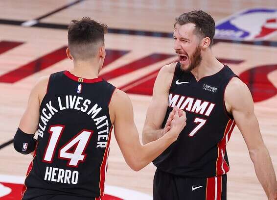 דראגיץ' והירו חוגגים עלייה לגמר // צילום: AFP