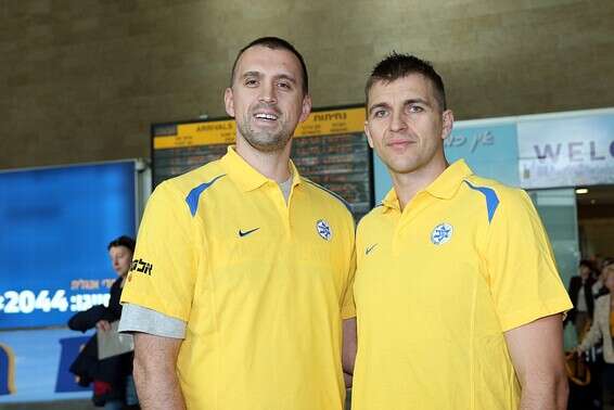 האח אנדריאה עם ניקולה וויצ'יץ' // צילום: אודי ציטיאט