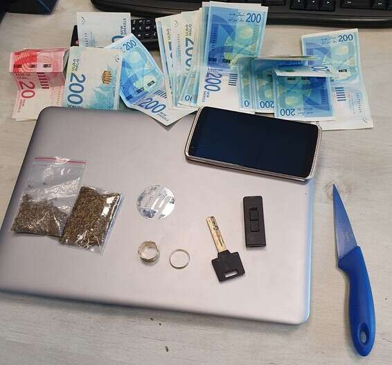 חלק מהפריטים שנגנבו באירוע // צילום: דוברות המשטרה