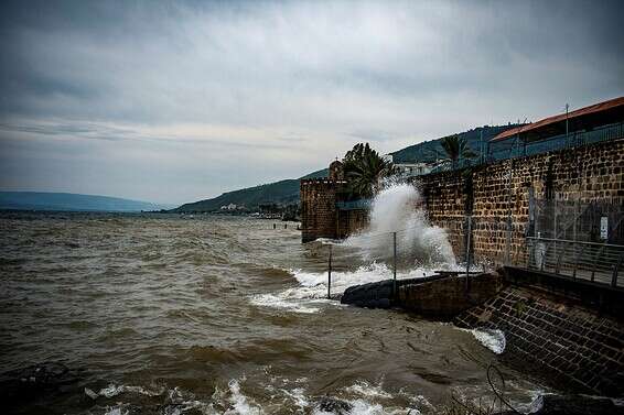 סערה בטיילת יגאל אלון // צילום: גיל אליהו - ג'יני