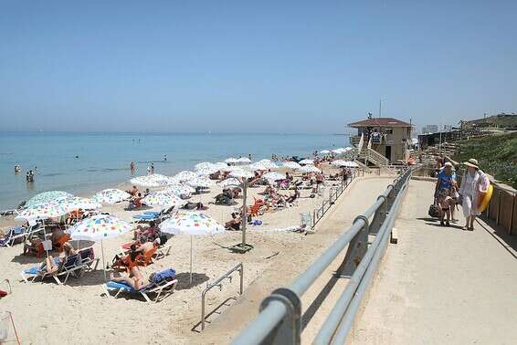 למרות הקורונה. ישראלים בים בגל החום של מאי // צילום: ישראל היום