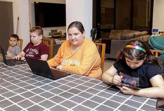 עדי בן עמר וילדיה // צילום: יהודה פרץ