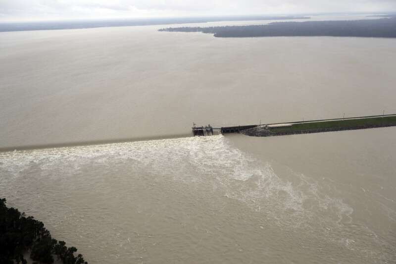 סכר מוצף על אגם יוסטון // צילום: איי.פי